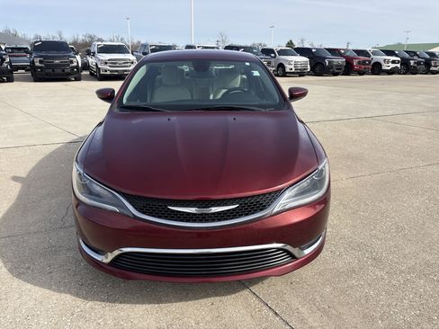 Used 2016 Chrysler 200 Limited w/ Convenience Group image 2