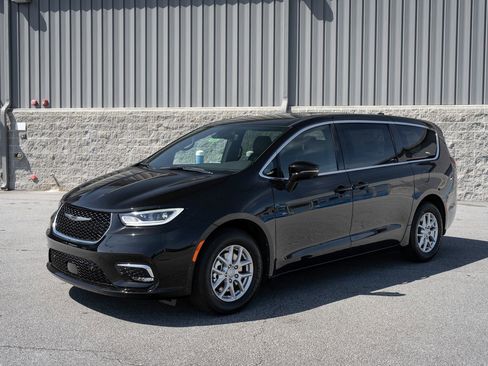 New 2026 Chrysler Pacifica Select image 3