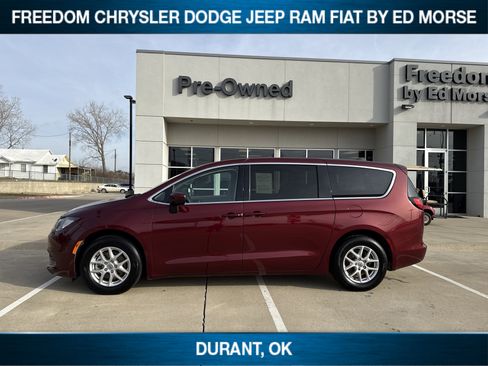 Used 2023 Chrysler Voyager LX image 2