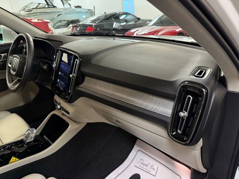Used 2025 Volvo XC40 B5 Plus image 20