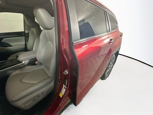 Used 2025 Toyota Highlander XLE AWD/4WD image 12