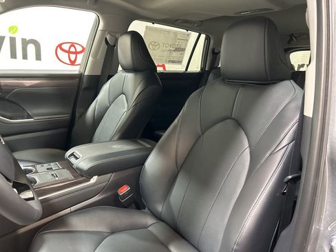 Used 2026 Toyota Highlander Limited image 29