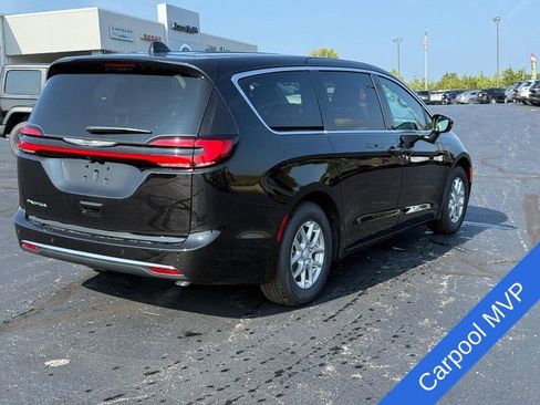New 2026 Chrysler Pacifica Select image 3