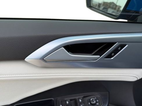 New 2025 Volkswagen Taos SE image 18