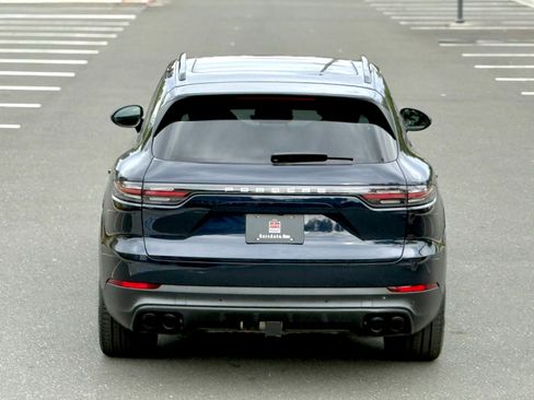 Used 2022 Porsche Cayenne Platinum Edition image 10