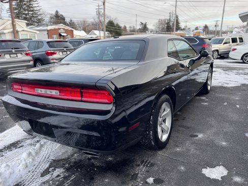 Used 2014 Dodge Challenger SXT image 9