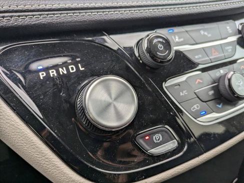 Used 2024 Chrysler Pacifica Select image 10