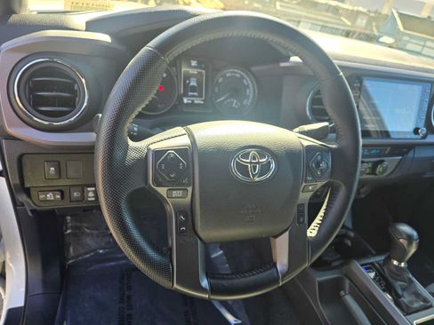 Used 2022 Toyota Tacoma TRD Off-Road w/ Technology Package AWD/4WD image 23