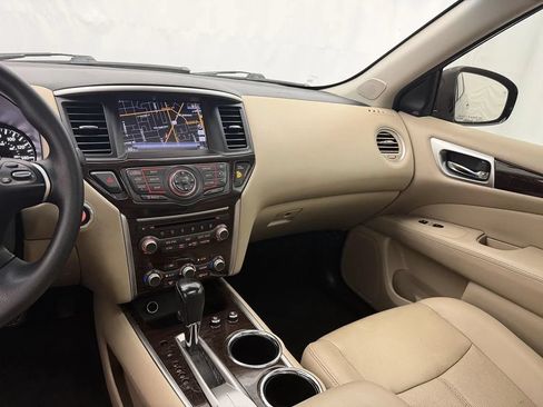 Used 2016 Nissan Pathfinder Platinum w/ Family Entertainment Package FWD image 17