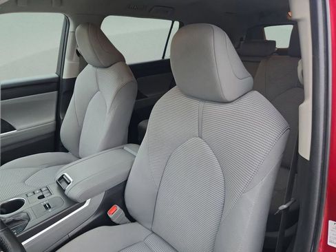 Used 2023 Toyota Highlander L image 32