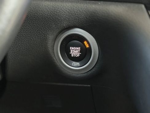 Used 2021 Chrysler Pacifica Touring w/ Uconnect Theater Family Group image 27