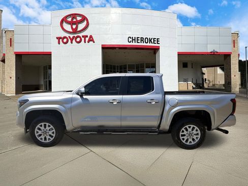 Used 2024 Toyota Tacoma SR5 w/ SR5 Upgrade Package image 8