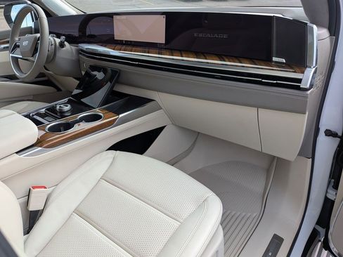 Certified 2026 Cadillac Escalade ESV Platinum Sport w/ LPO, Floor Liner Package AWD/4WD image 26