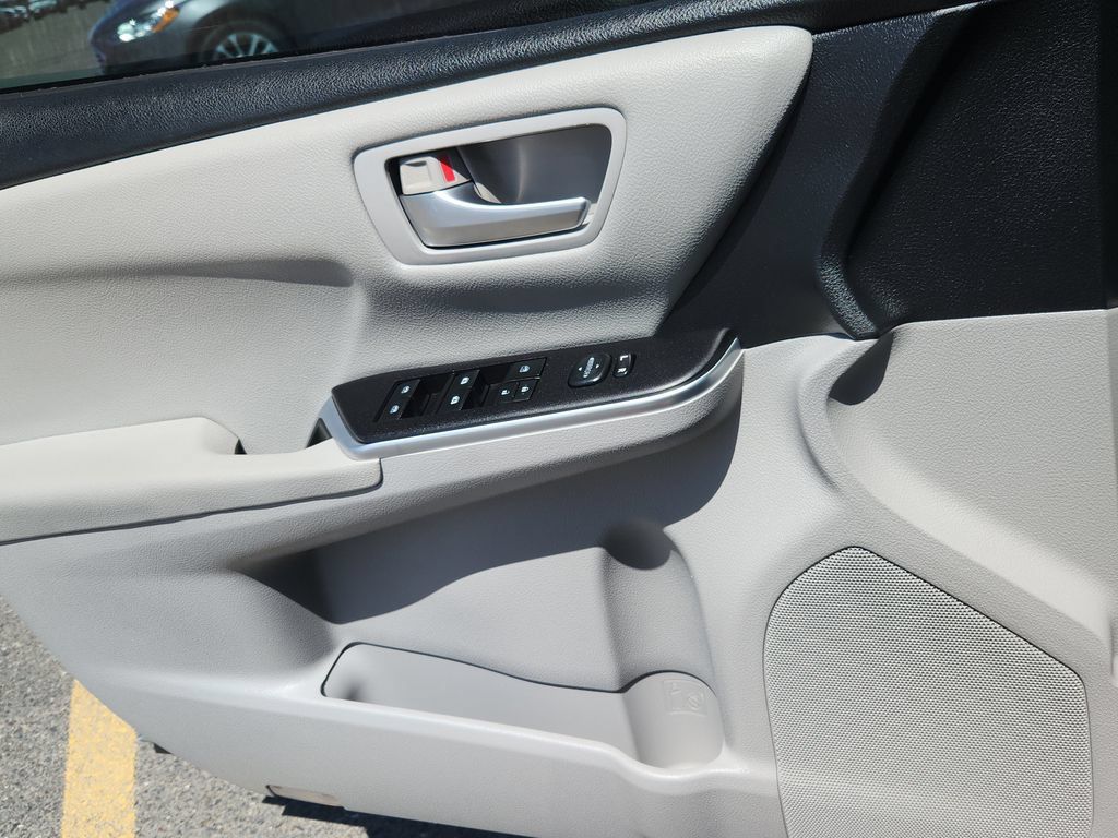 Used 2016 Toyota Camry SE FWD image 7