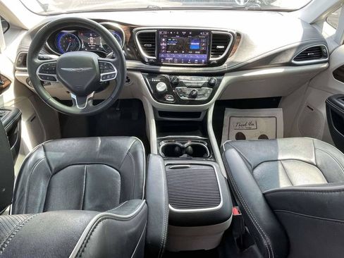 Used 2022 Chrysler Pacifica Limited FWD image 11