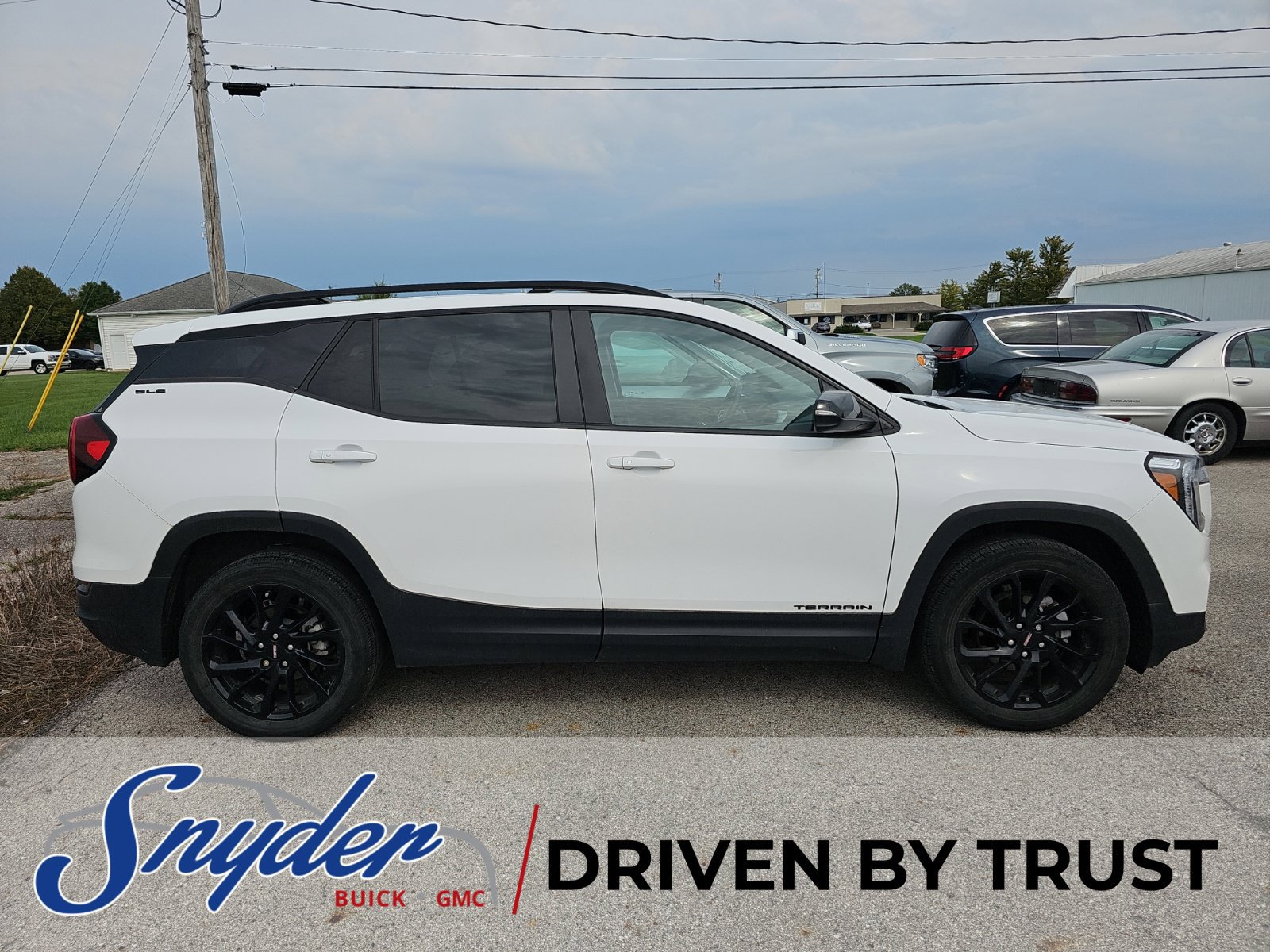 Used 2023 GMC Terrain SLE w/ Driver Convenience Package FWD image 9