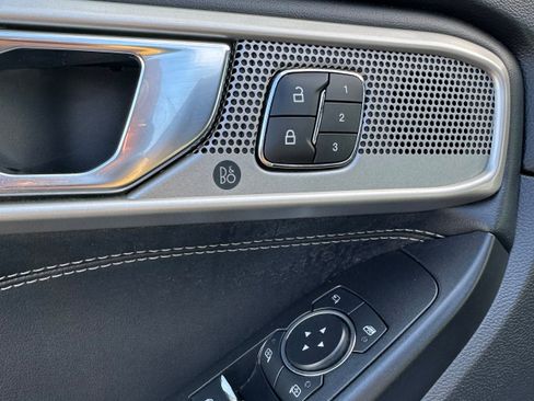 Used 2020 Ford Explorer Limited image 18