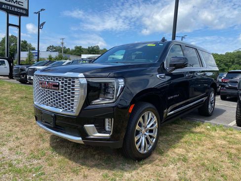 Used 2024 GMC Yukon XL Denali w/ Denali Reserve Package image 9