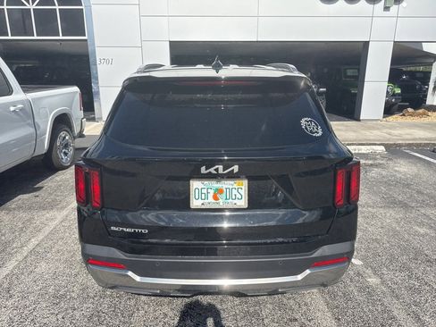 Used 2024 Kia Sorento S image 5