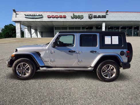 Used 2018 Jeep Wrangler Unlimited Sahara image 3