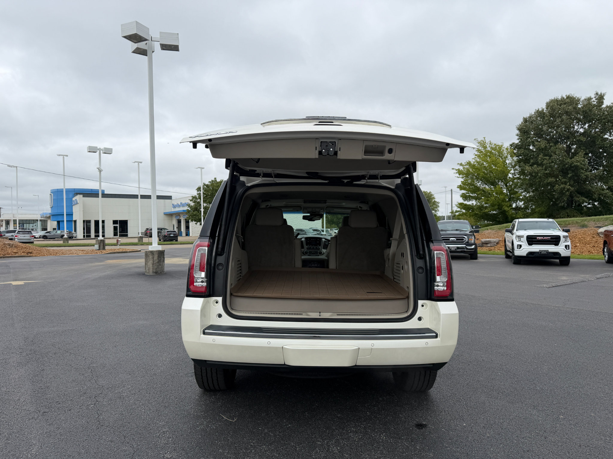 Used 2015 GMC Yukon Denali w/ Touring Package AWD/4WD image 12