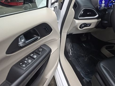 Used 2024 Chrysler Pacifica Touring-L FWD image 27