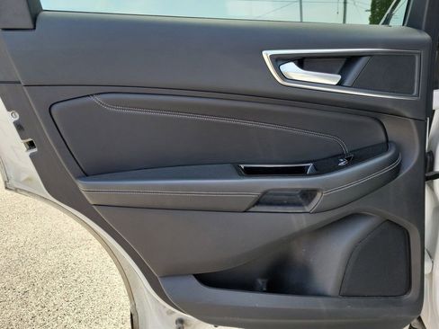 Used 2018 Ford Edge Titanium w/ Equipment Group 301A AWD/4WD image 9