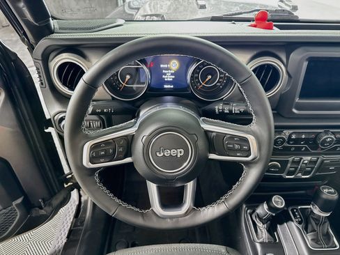 Used 2019 Jeep Wrangler Unlimited Sahara w/ Cold Weather Group AWD/4WD image 15