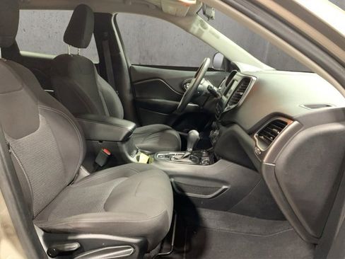 Used 2019 Jeep Cherokee Latitude w/ Popular Appearance Group image 25