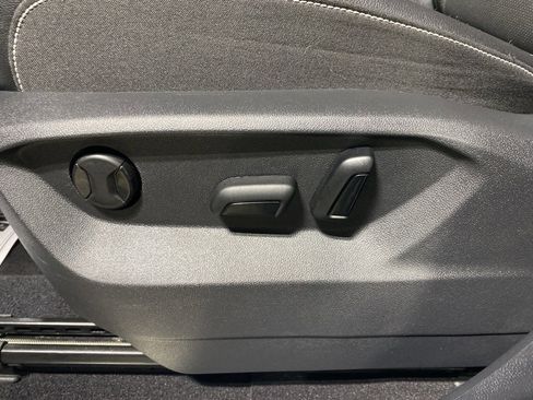 Used 2025 Volkswagen Atlas SE image 24