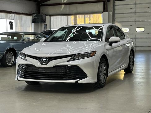 Used 2020 Toyota Camry LE image 5