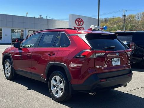 Used 2019 Toyota RAV4 LE w/ Carpet Mat Package AWD/4WD image 4