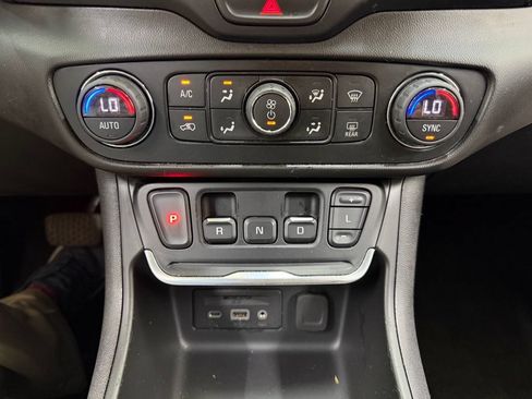 Used 2021 GMC Terrain SLT FWD image 25
