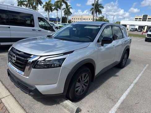 Used 2025 Nissan Pathfinder S FWD image 3