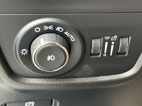 Used 2024 Jeep Grand Cherokee Overland w/ Luxury Tech Group IV AWD/4WD image 16