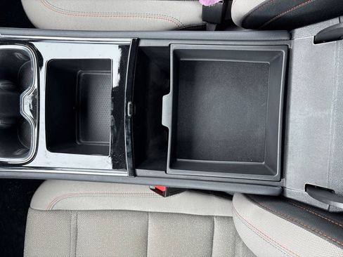 Used 2025 Chevrolet Traverse LT image 30