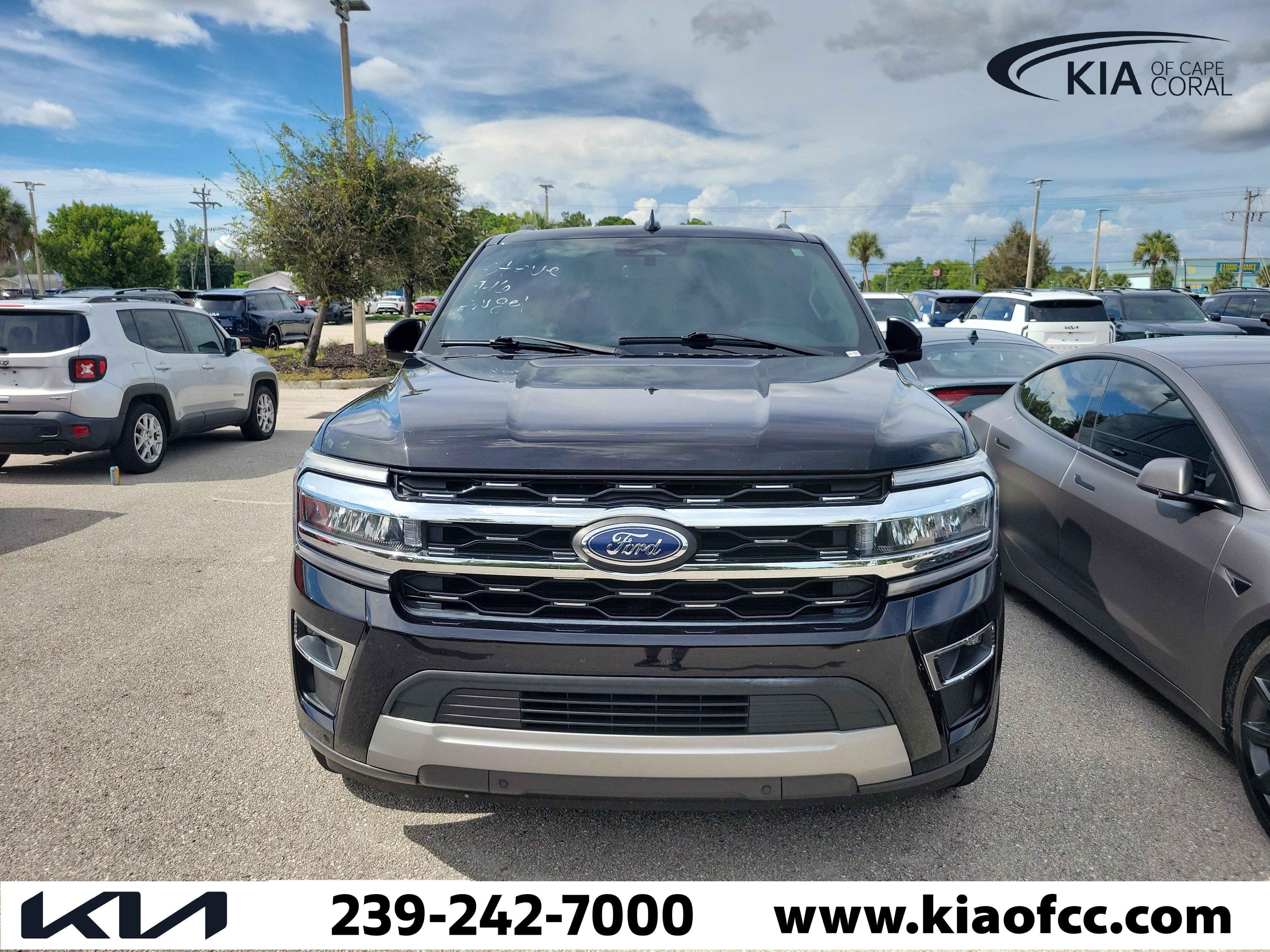 Used 2023 Ford Expedition Limited RWD image 2