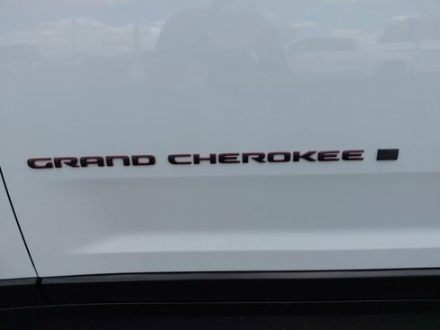 Used 2022 Jeep Grand Cherokee Trailhawk image 12