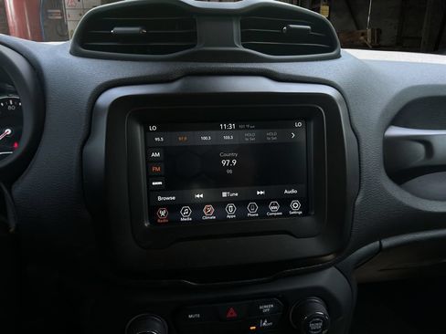 Used 2021 Jeep Renegade Latitude FWD image 23
