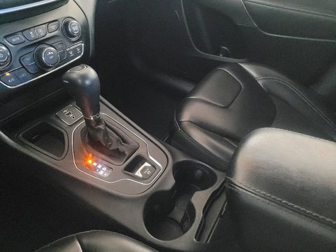 Used 2020 Jeep Cherokee Latitude Plus FWD image 26