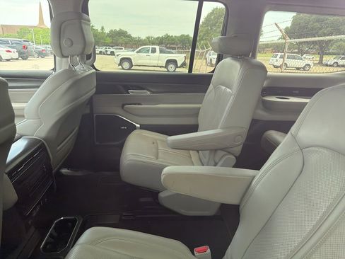 Used 2024 Jeep Wagoneer Series III AWD/4WD image 3