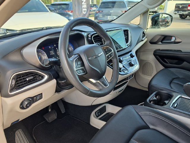 Used 2024 Chrysler Pacifica Touring-L FWD image 15