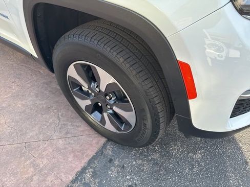 Used 2023 Jeep Grand Cherokee 4WD 4xe image 7