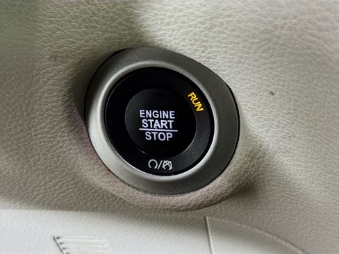 Used 2023 Chrysler Pacifica Limited FWD image 19