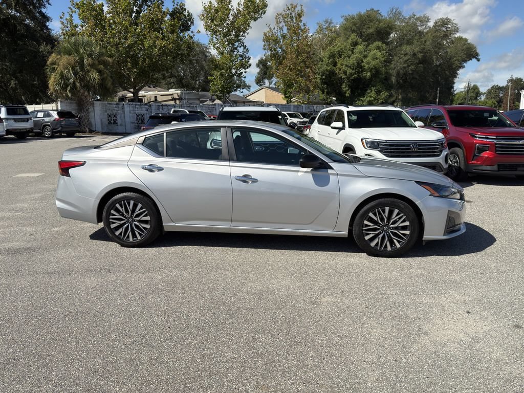 Used 2025 Nissan Altima 2.5 SV FWD image 4