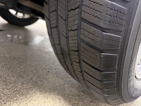 Used 2019 Jeep Cherokee Latitude Plus w/ Cold Weather Group AWD/4WD image 27