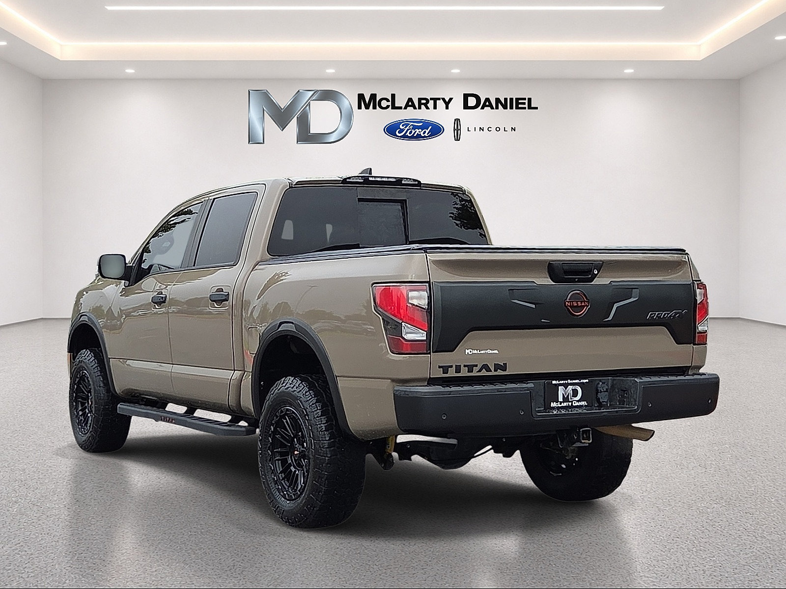 Used 2023 Nissan Titan PRO-4X w/ Pro-4x Convenience Package AWD/4WD image 4