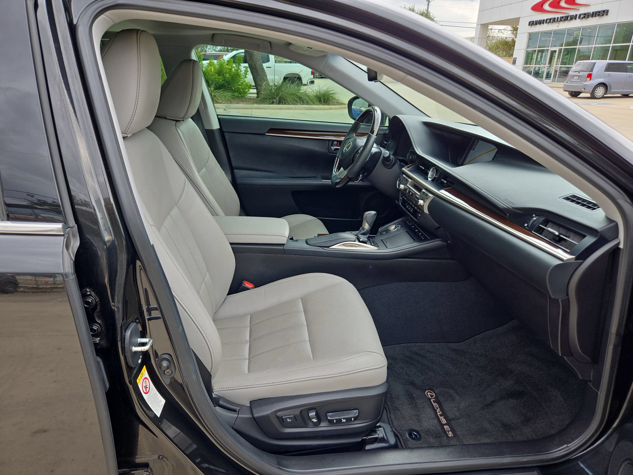 Used 2018 Lexus ES 350 w/ Luxury Package w/Wood Trim FWD image 25
