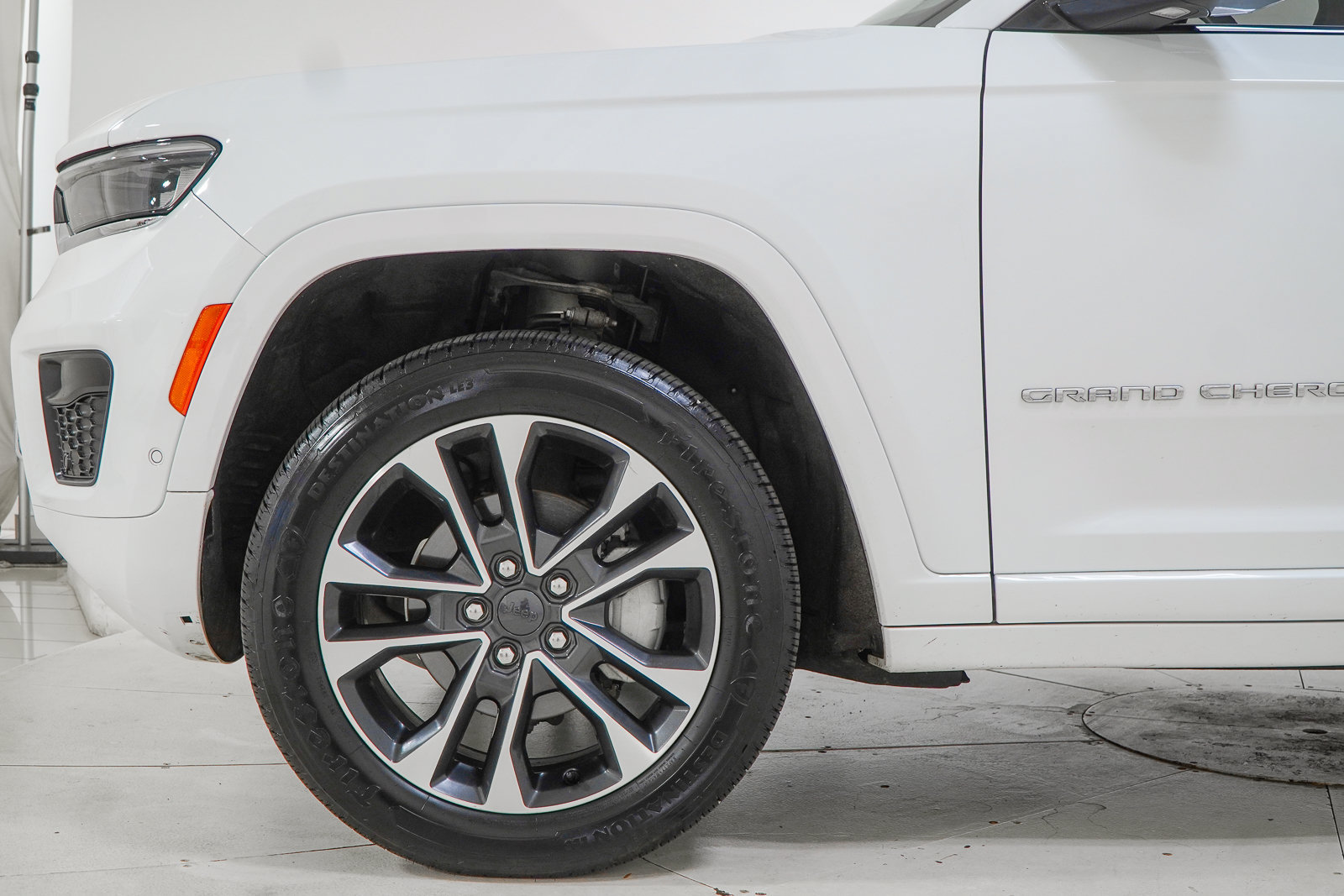 Used 2022 Jeep Grand Cherokee Overland AWD/4WD image 16