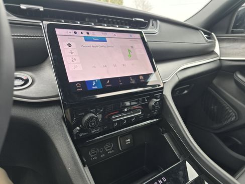 Used 2025 Jeep Grand Cherokee L Limited image 26